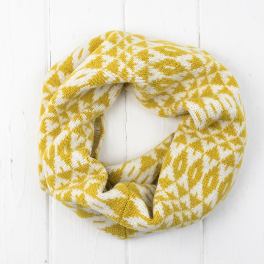 Mirror knitted cowl - mustard and cream