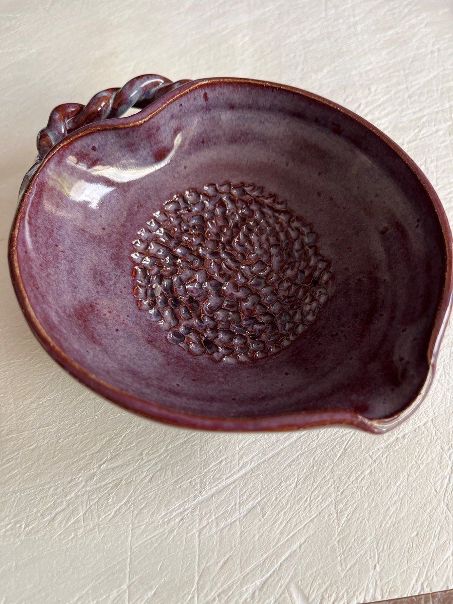 Garlic grater bowl with handle