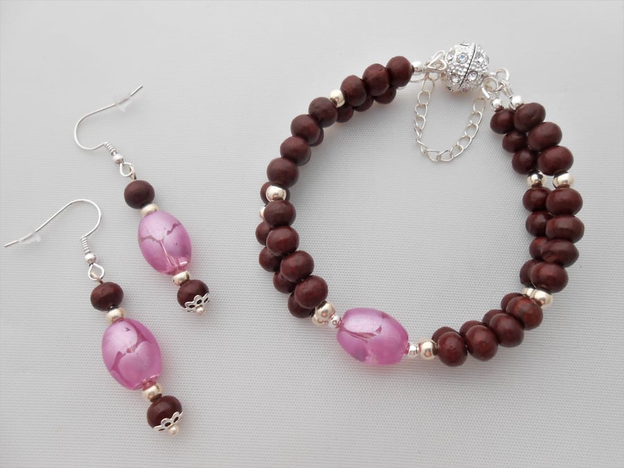wood & pink Indian glass jewellery set.