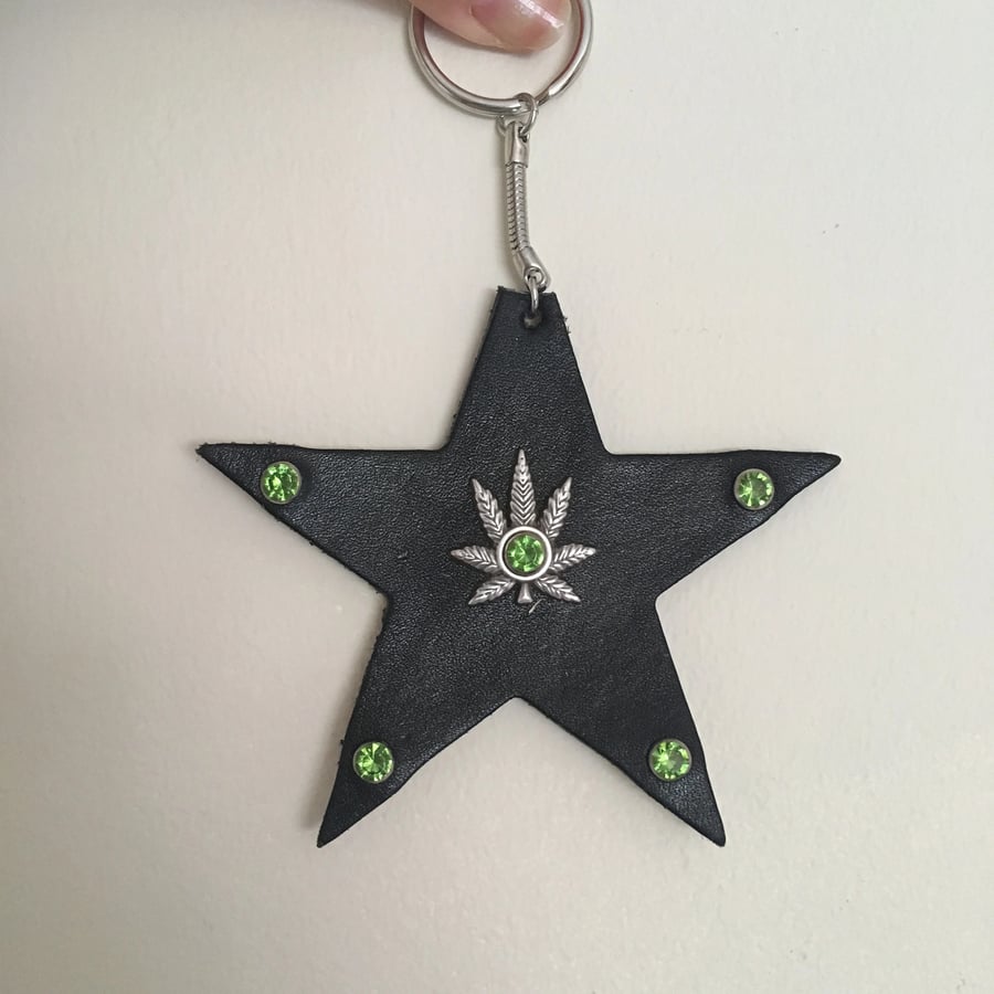 Black Leather Star Shaped KeyRing with Chain with Hemp-Potleaf Center 