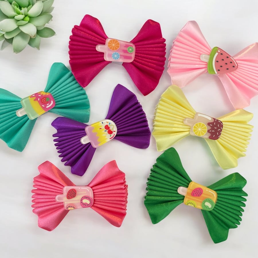 Get ready to add some crisp to your hair with this 9cm hair bow bobble or clip! 