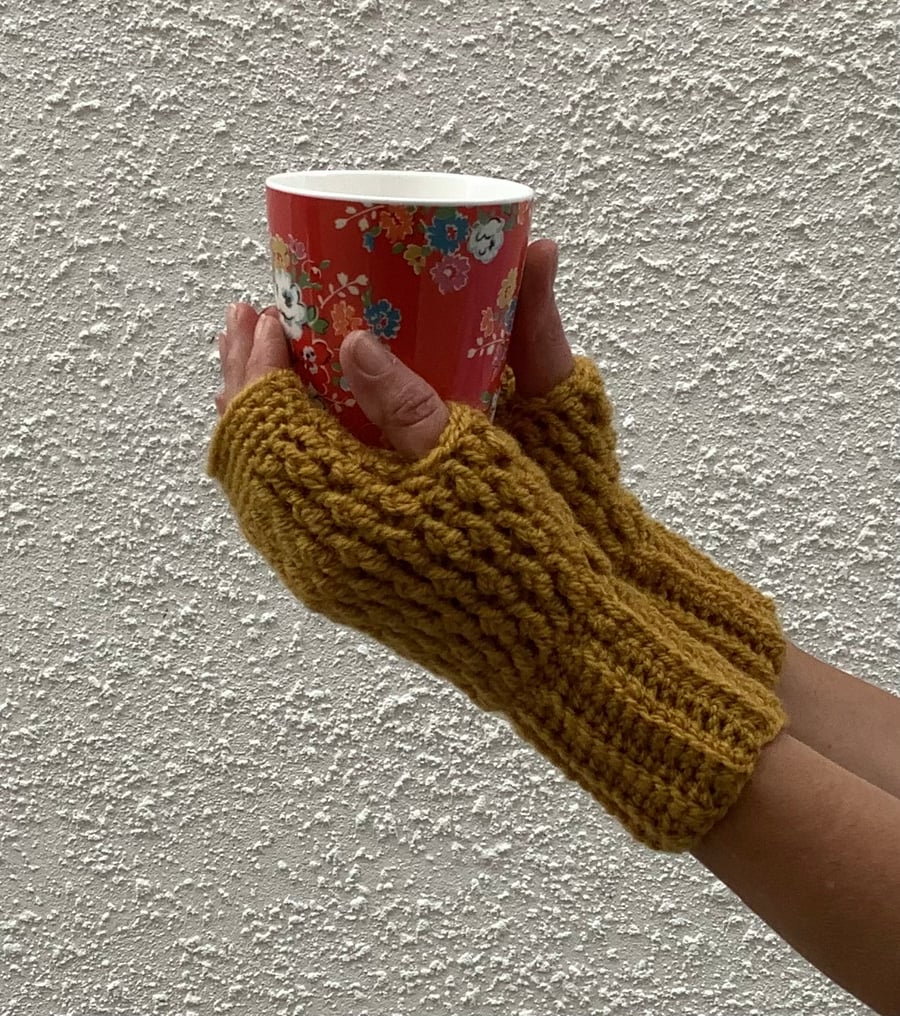 FINGERLESS MITTS , gloves ' Erme Trail '. Soft Wool blend. Mustard..