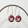 Tiny lovebirds nature tag earrings - dark raspberry