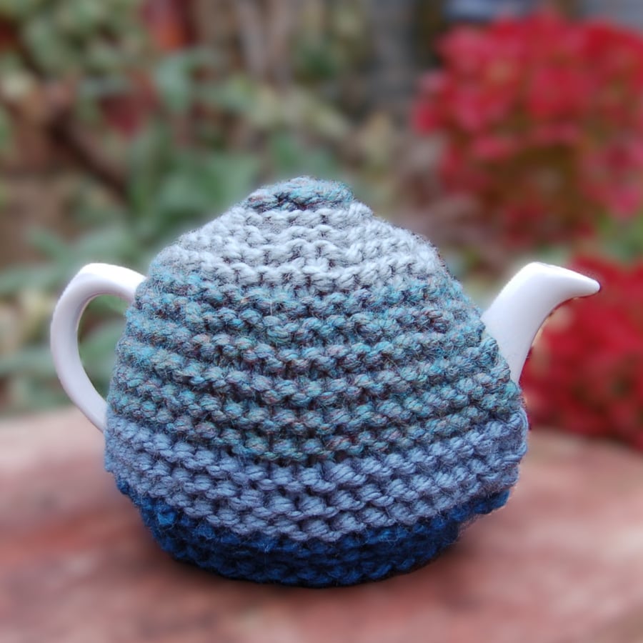 Tea cosy hand knitted in chunky  yarn.  For a small one cup teapot