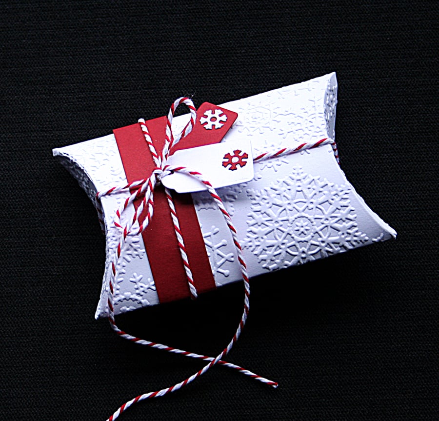 Snowflake Pillowbox - Handcrafted Christmas Gift Box - dr17-0059