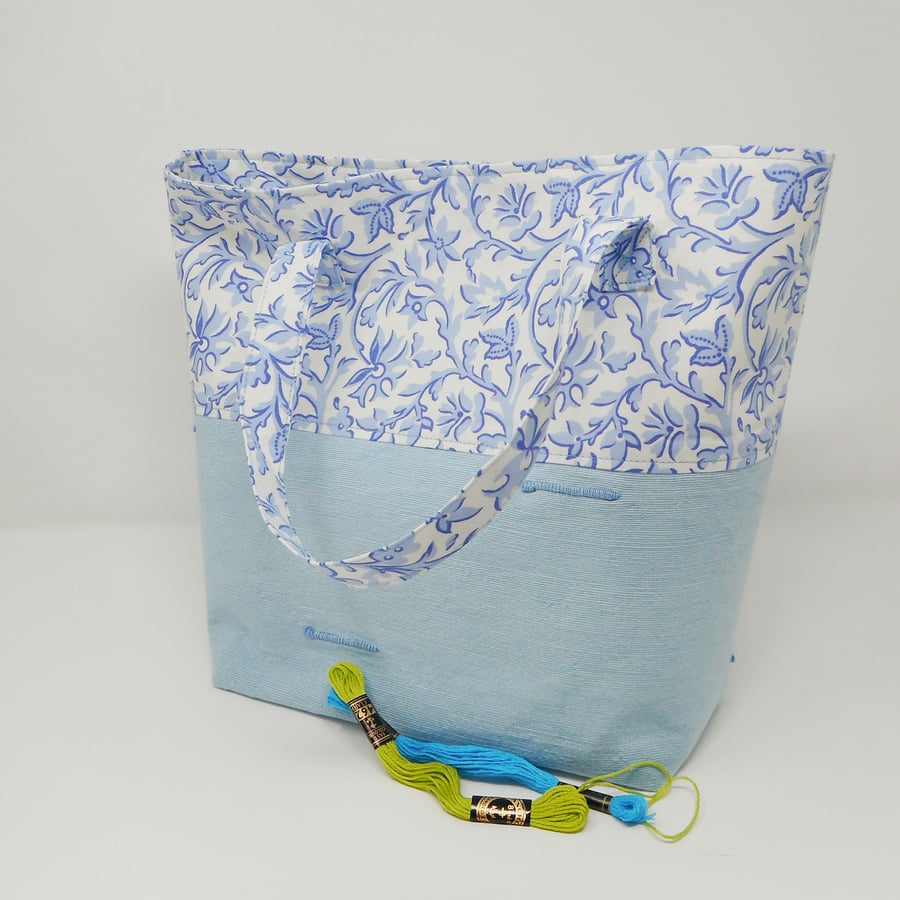Cotton project or book bag with magnetic fastening