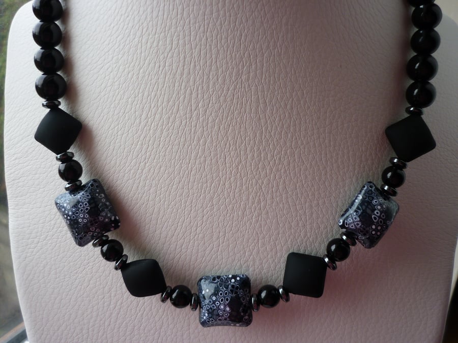 MONOCHROMATIC FLOWER POLYMER CLAY BEAD NECKLACE.  425