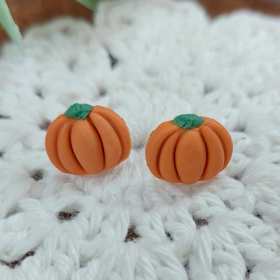 Pumpkin stud earrings