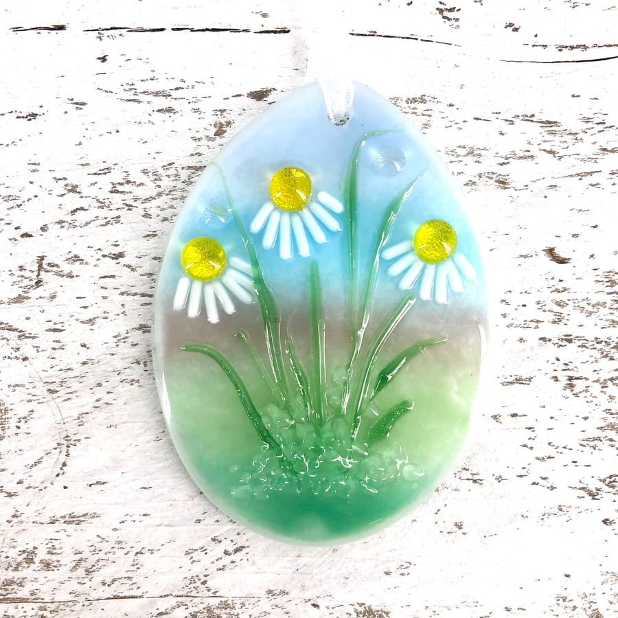 Pretty Glass Egg - Delicate Daisy Design 