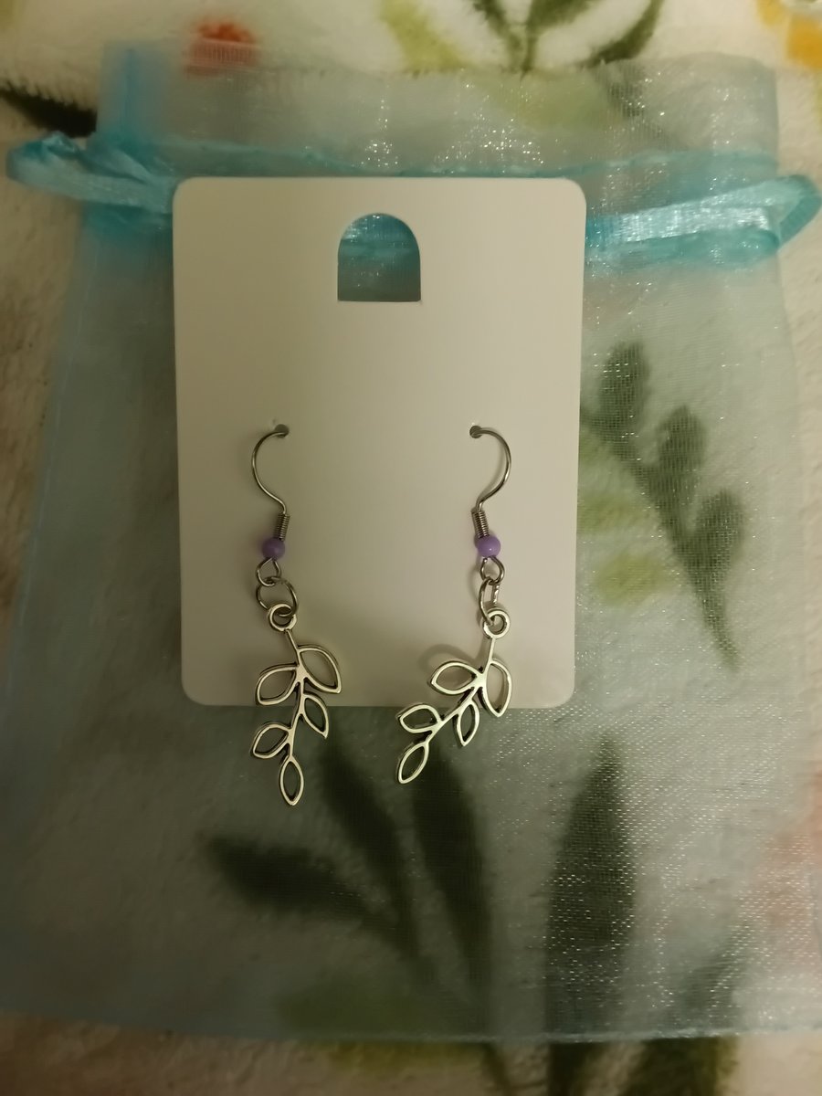 Cute silver plated leaves drop earrings,  very pretty, 