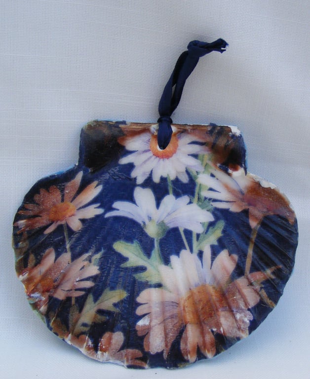 Daisy decoupaged scallop shell wall decoration.