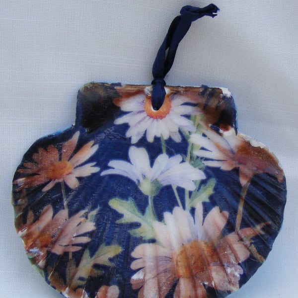 Daisy decoupaged scallop shell wall decoration.