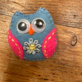 Felt Owl Brooch. (557)