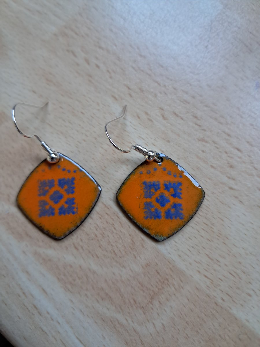Square earrings with blue design on orange 