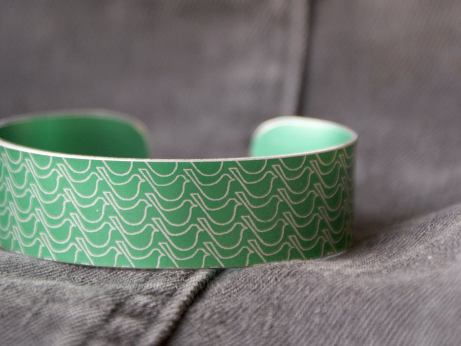 Geometric bird pattern cuff bracelet green