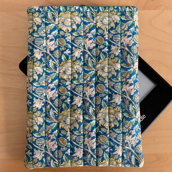 William Morris Floral Print Quilted Cotton Kindle Sleeve for 6” Paperwhite
