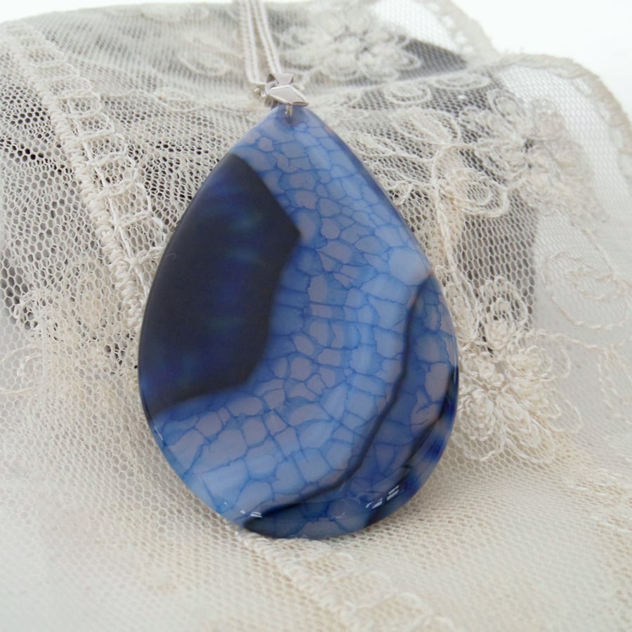 Blue dragonvein agate pendant necklace