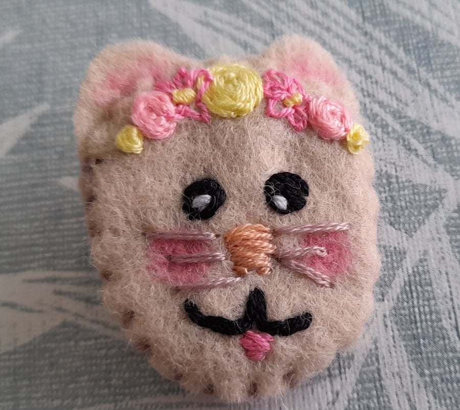 Child's Mouse Brooch, hand embroidered, free de... - Folksy