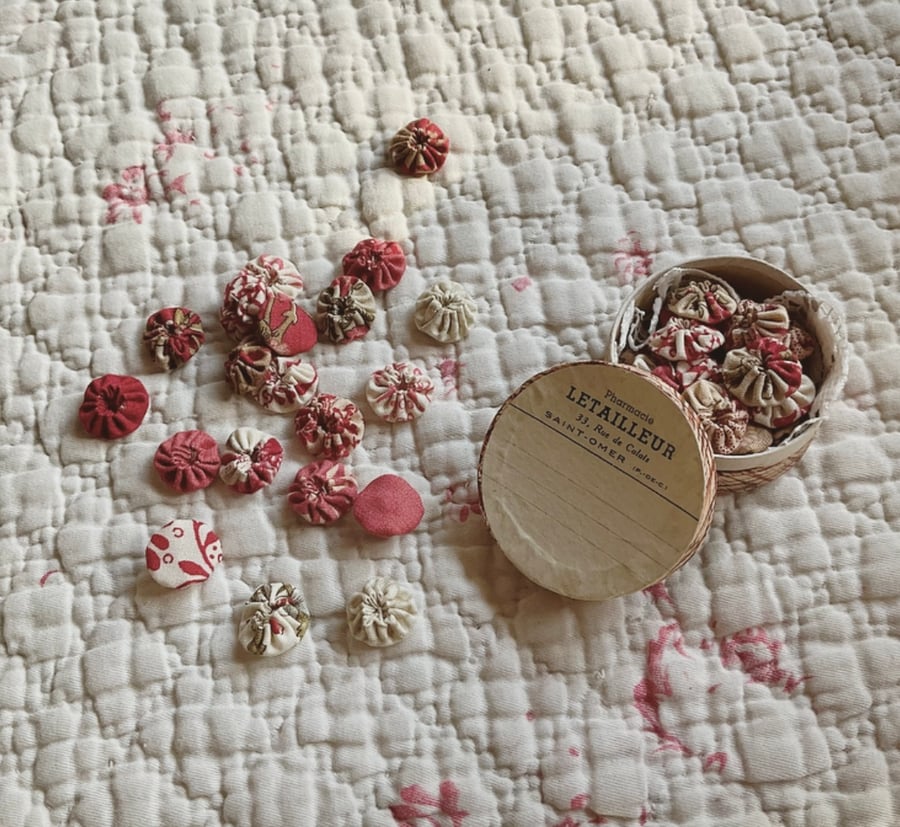 Vintage Box containing 20 Mini Suffolk Puffs (yoyo’s)