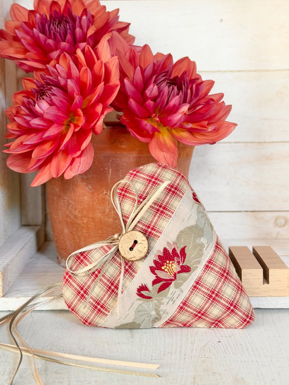 RED and BUFF WATERLILY HEART DECORATION - checked fabric - with lavender
