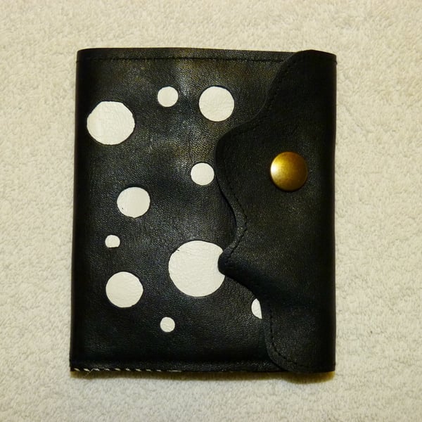 Leather Wallet with Inner Purse and Card Holder with Fabric Lining. White Circle