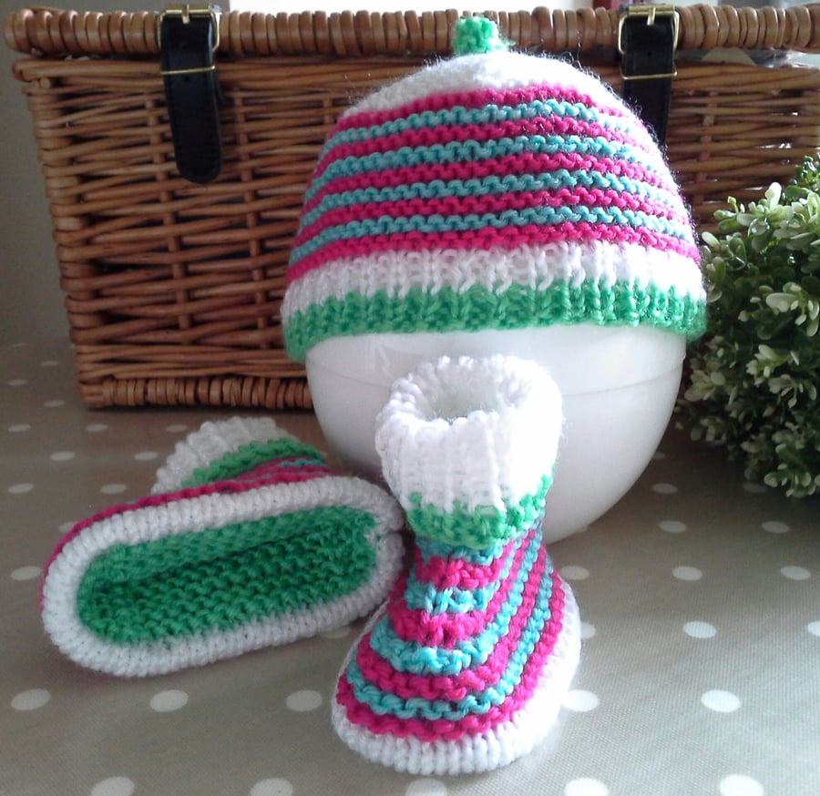 Designer Hand Knitted Baby Girl's Hat & Booties set 0-3 months size