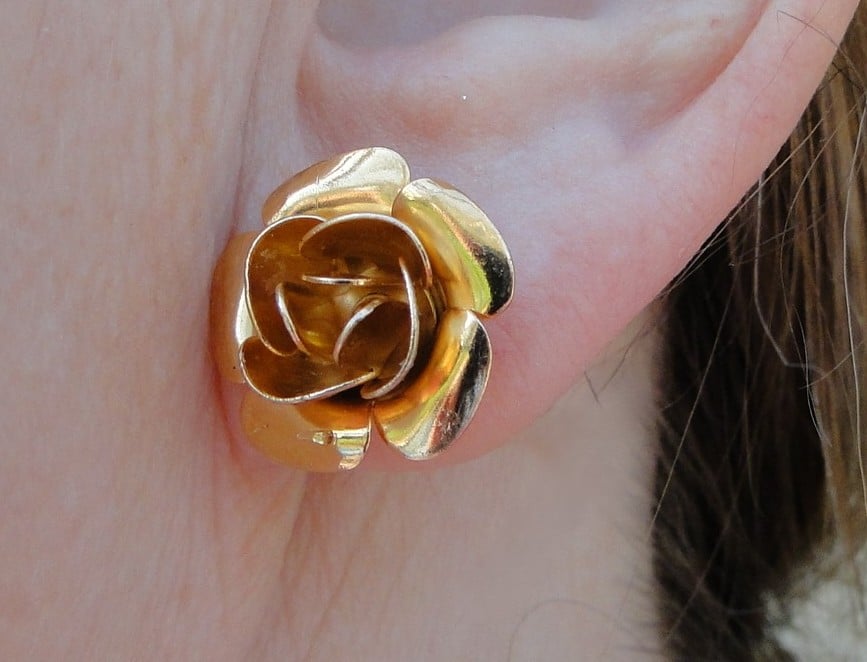 Pretty Gold coloured Rose design earrings. Great present. Metal.