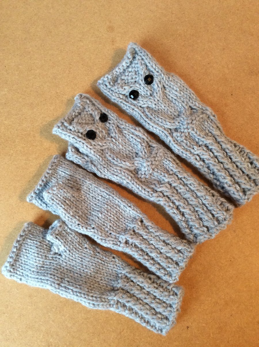 Child’s fingerless owl gloves