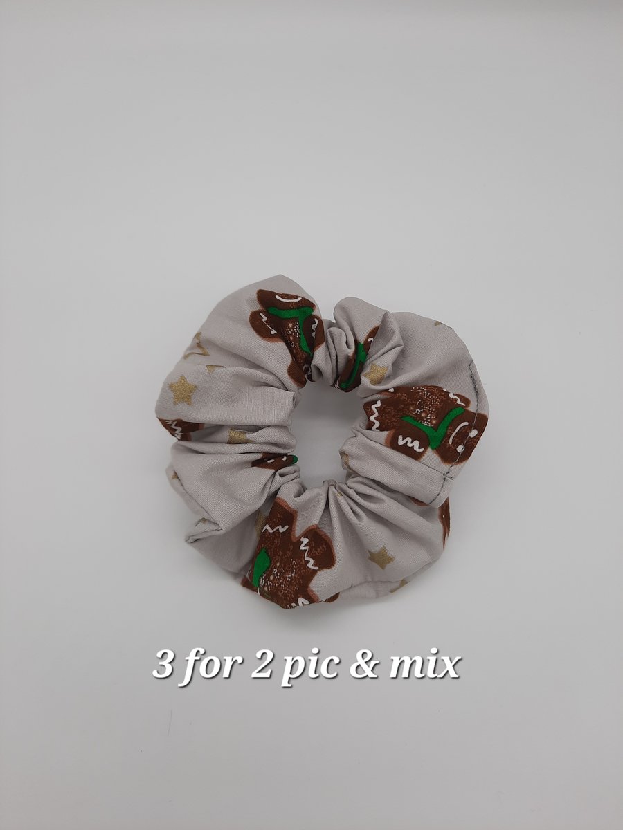 Hair band scrunchie - light grey gingerbread man print cotton.