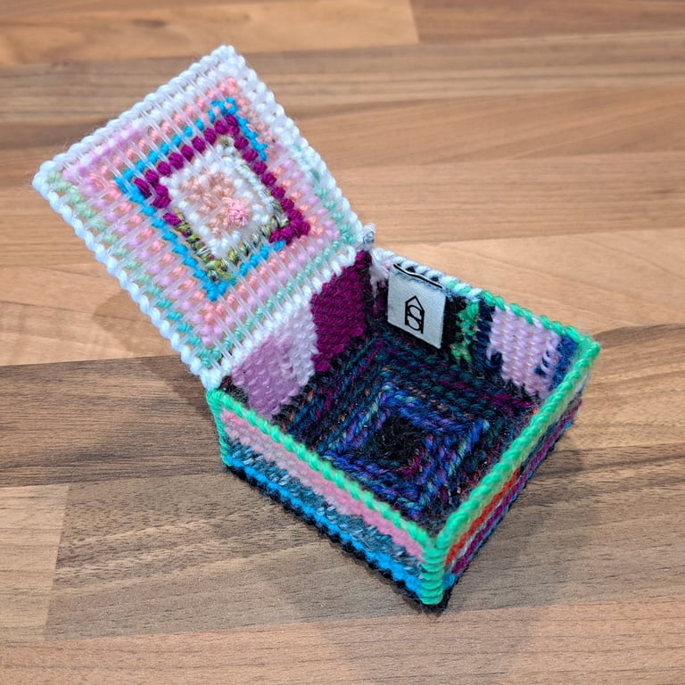 Small tray for small desk items - punk theme with lid