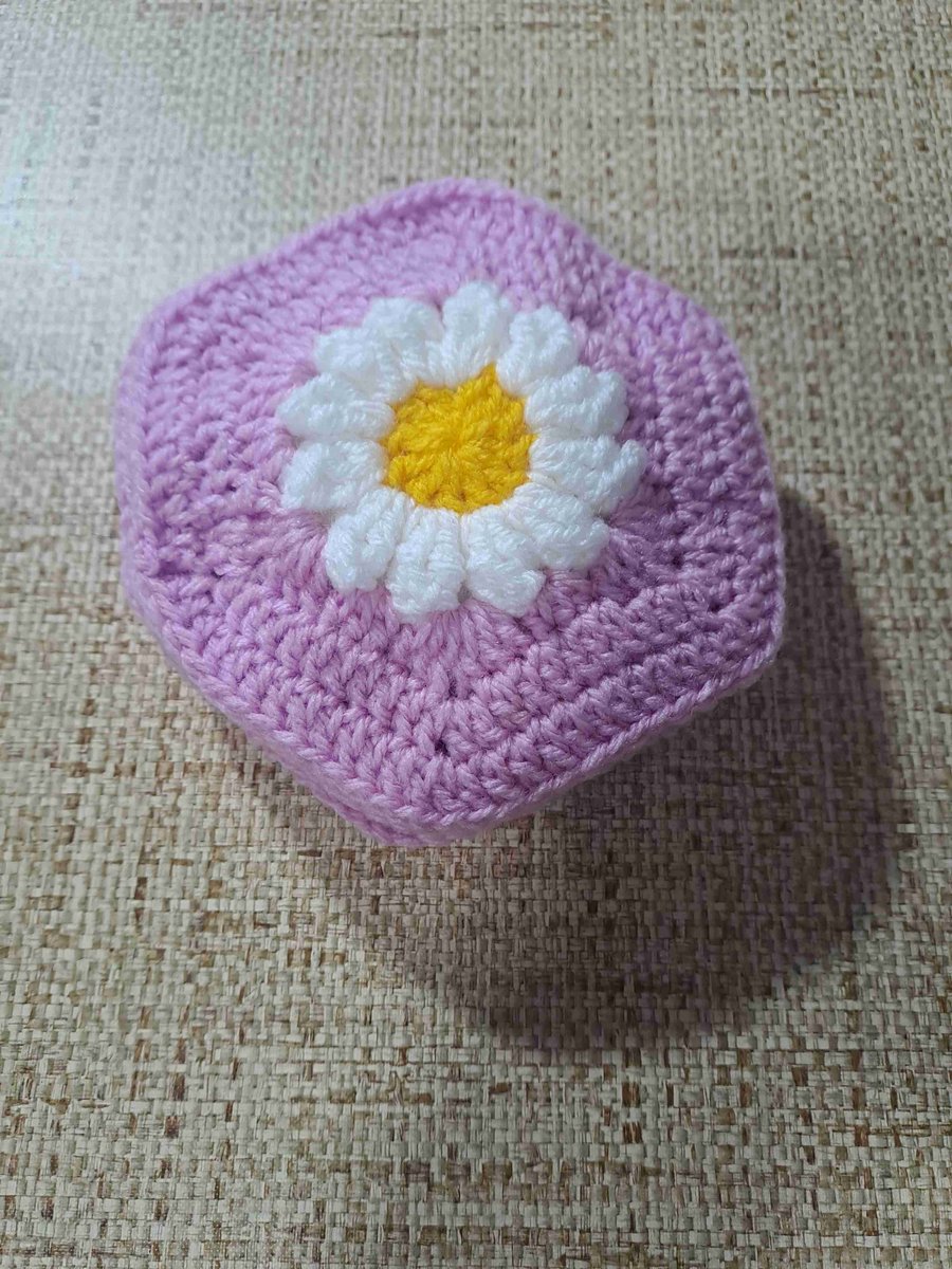 Daisy hexigan crochet block pink background