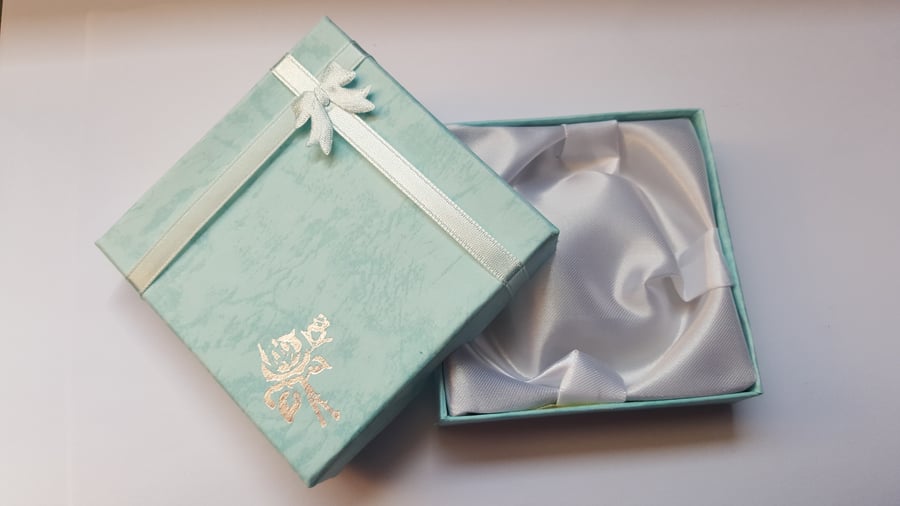 1 x Cardboard Jewellery Gift Box - 9cm - Bow & Rose Design - Blue 