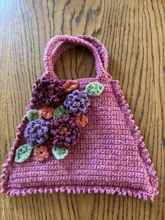 Flowery crochet handbag in raspberry pink