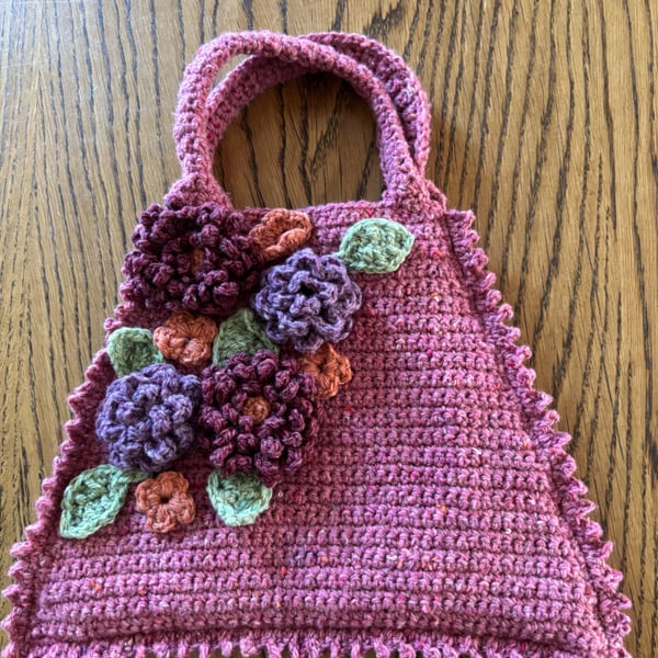 Flowery crochet handbag in raspberry pink