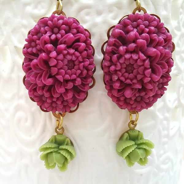 Floral Detailed Cabochon Earrings..........