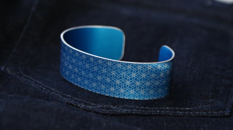 Geometric flower print cuff bracelet blue