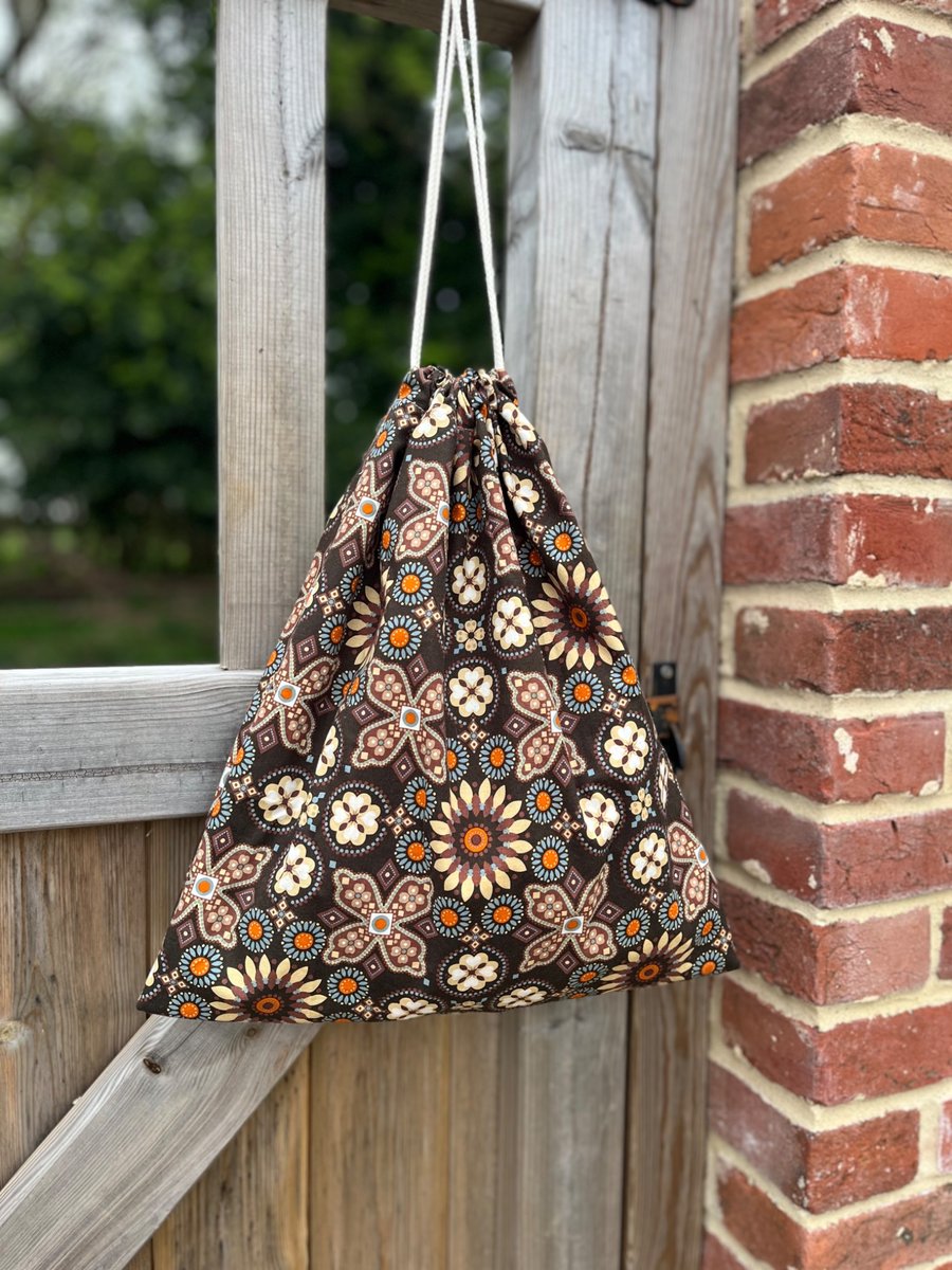 Drawstring bag retro inspired daisy pattern 