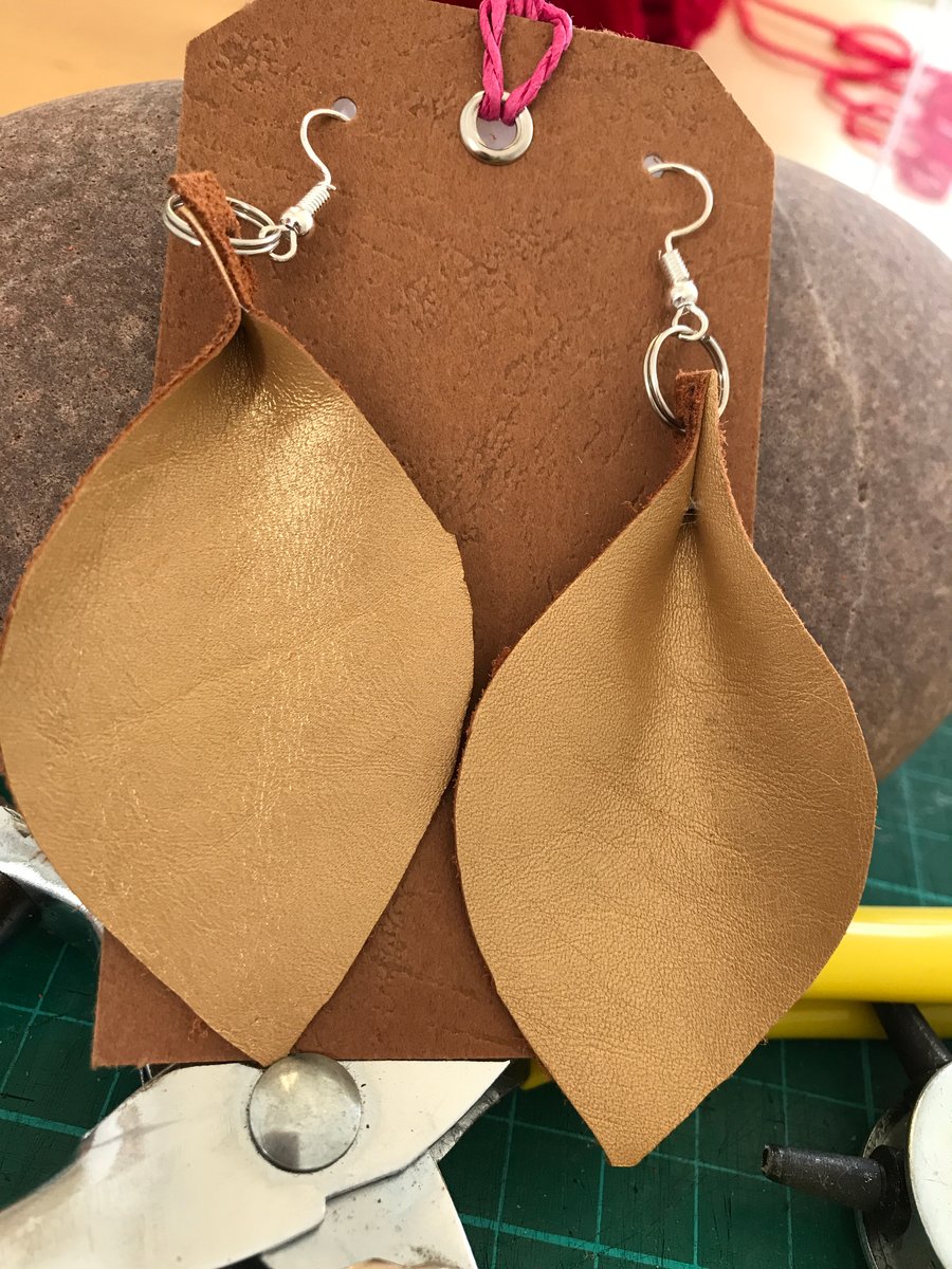 Leather leaf earrings 