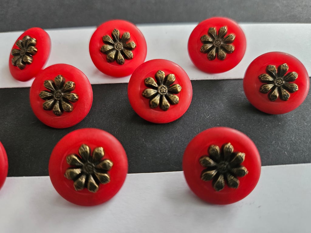 18mm 28L   11 16 inch   Red and Antique Brass buttons x 6 pieces
