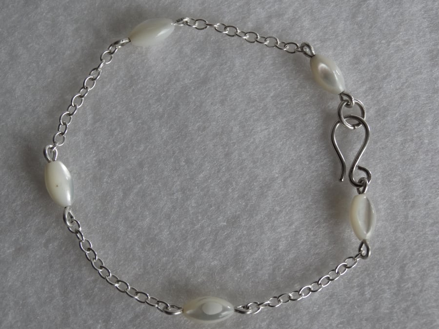 Mother of Pearl bead and chain bracelet