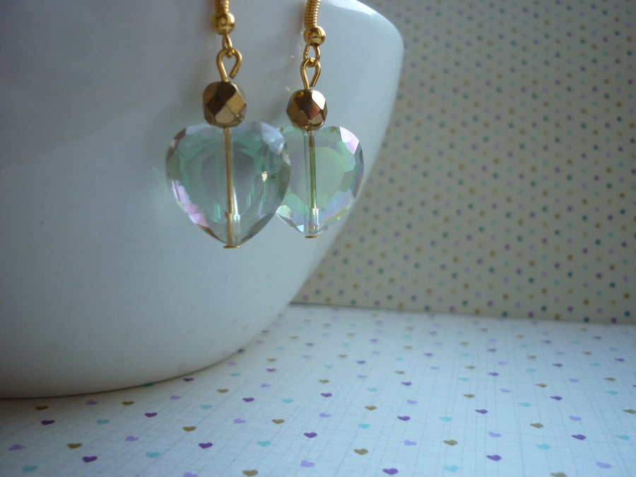 PALE GREEN AND GOLD HEART CRYSTAL EARRINGS.