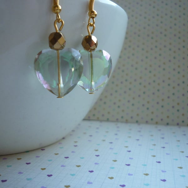 PALE GREEN AND GOLD HEART CRYSTAL EARRINGS.