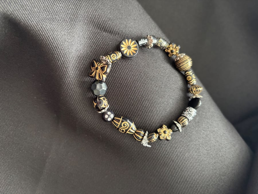 Image of Handmade beautiful ethnic style bead bracelet. 17cm.