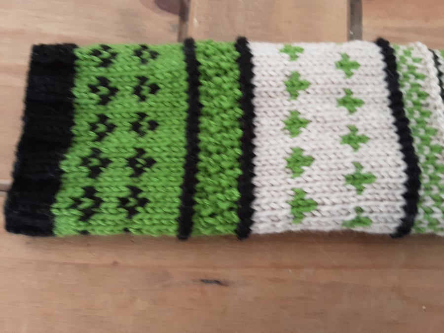 Fingerless gloves in Fair Isle pattern, Green, Black and Oat extra long