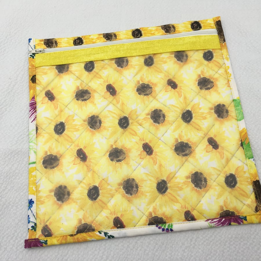 Project Pockets with See-through Front. Stitch on the Go. Soft Crafts Storage.