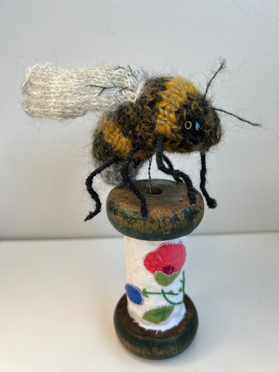 Bobbinbee - Knitted Bee on a vintage wooden bobbin
