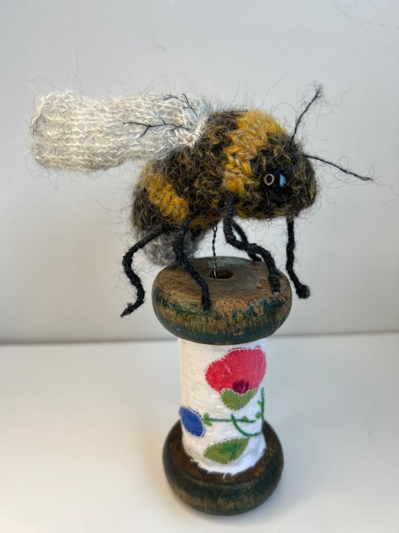 Bobbinbee - Knitted Bee on a vintage wooden bobbin