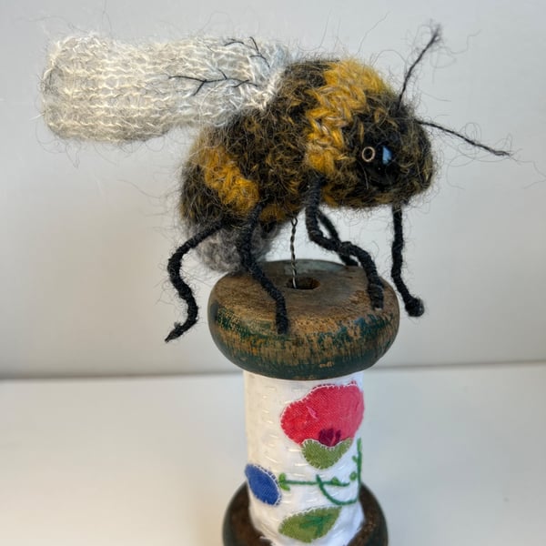 Bobbinbee - Knitted Bee on a vintage wooden bobbin