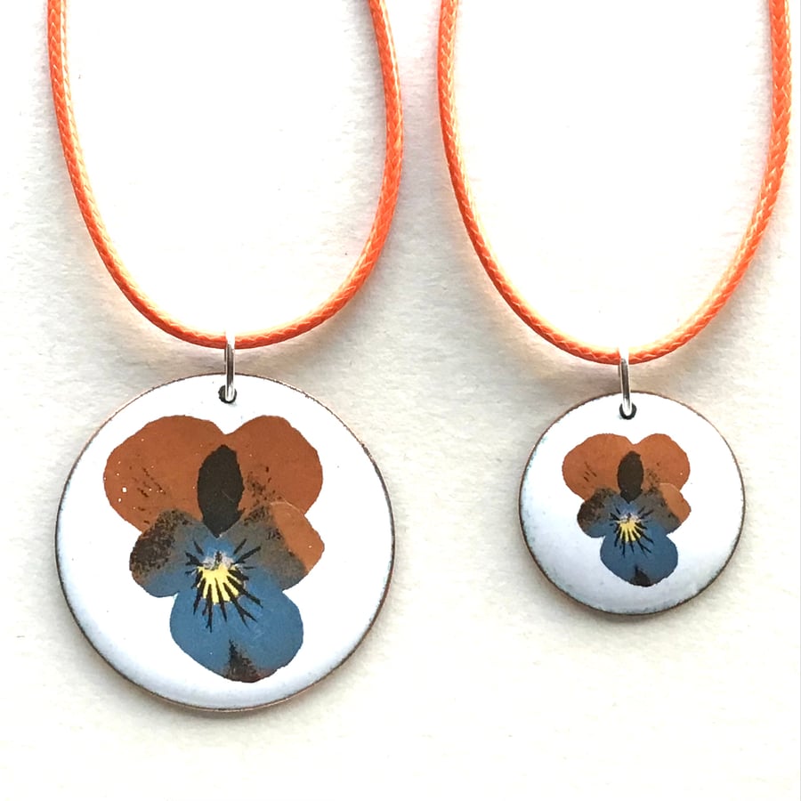  Circular Floral Enamelled Pendant - Pansy