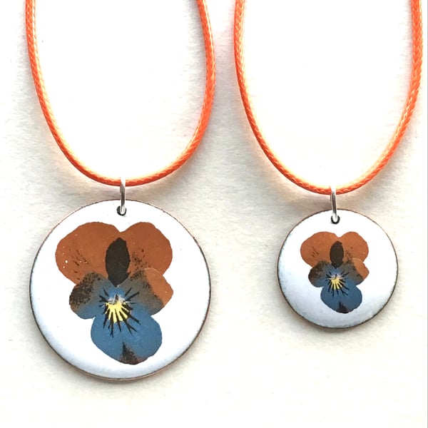  Circular Floral Enamelled Pendant - Pansy